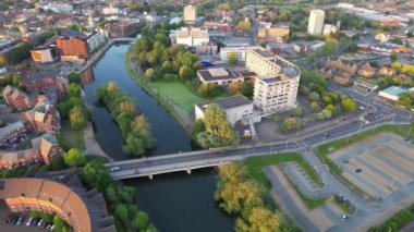 İngiltere 'nin Bedford şehrinin hava görüntüsü, 27 Mayıs 2023' te İngiltere üzerinde güneşli bir günde Drone 'un Kamerasıyla çekildi.