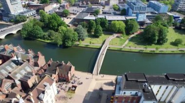 İngiltere 'nin Bedford şehrinin hava görüntüsü, 27 Mayıs 2023' te İngiltere üzerinde güneşli bir günde Drone 'un Kamerasıyla çekildi.
