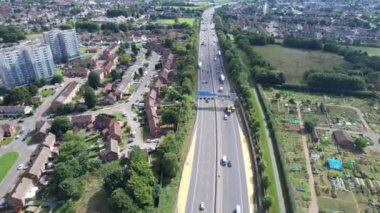 İngiltere 'nin Bedford şehrindeki İngiliz Yolu ve Trafiğinin Zaman Hızı Görüntüsü. Görüntü, İHA 'nın Düşük İrtifa Kamerası ile 12 Eylül 2023' te çekildi.