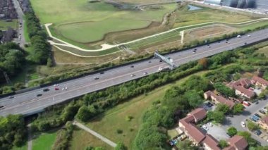 İngiltere 'nin Bedford şehrindeki İngiliz Yolu ve Trafiğinin Zaman Hızı Görüntüsü. Görüntü, İHA 'nın Düşük İrtifa Kamerası ile 12 Eylül 2023' te çekildi.