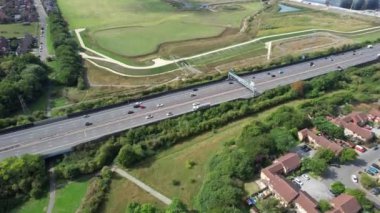 İngiltere 'nin Bedford şehrindeki İngiliz Yolu ve Trafiğinin Zaman Hızı Görüntüsü. Görüntü, İHA 'nın Düşük İrtifa Kamerası ile 12 Eylül 2023' te çekildi.