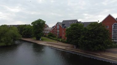 İngiltere 'nin Bedford şehrinin güzel hava görüntüleri. Şehir merkezindeki kamera 28-Mayıs-2023 tarihlerinde İHA 'nın Orta İrtifa' dan çektiği kamerayla çekildi..