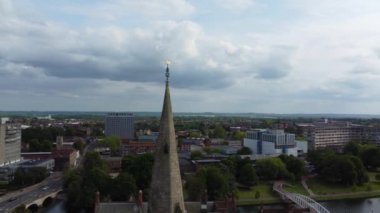 İngiltere 'nin Bedford şehrinin güzel hava görüntüleri. Şehir merkezindeki kamera 28-Mayıs-2023 tarihlerinde İHA 'nın Orta İrtifa' dan çektiği kamerayla çekildi..