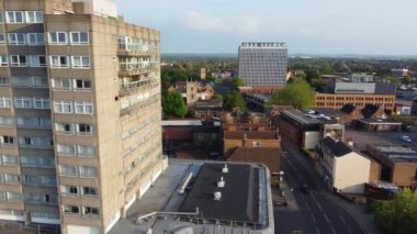 İngiltere 'nin Bedford şehrinin güzel hava görüntüleri. Şehir merkezindeki kamera 28-Mayıs-2023 tarihlerinde İHA 'nın Orta İrtifa' dan çektiği kamerayla çekildi..