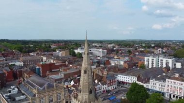 İngiltere 'nin Bedford şehrinin güzel hava görüntüleri. Şehir merkezindeki kamera 28-Mayıs-2023 tarihlerinde İHA 'nın Orta İrtifa' dan çektiği kamerayla çekildi..