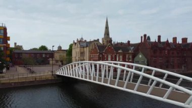 İngiltere 'nin Bedford şehrinin güzel hava görüntüleri. Şehir merkezindeki kamera 28-Mayıs-2023 tarihlerinde İHA 'nın Orta İrtifa' dan çektiği kamerayla çekildi..