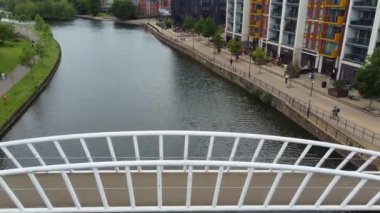 İngiltere 'nin Bedford şehrinin güzel hava görüntüleri. Şehir merkezindeki kamera 28-Mayıs-2023 tarihlerinde İHA 'nın Orta İrtifa' dan çektiği kamerayla çekildi..