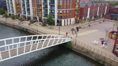 İngiltere 'nin Bedford şehrinin güzel hava görüntüleri. Şehir merkezindeki kamera 28-Mayıs-2023 tarihlerinde İHA 'nın Orta İrtifa' dan çektiği kamerayla çekildi..