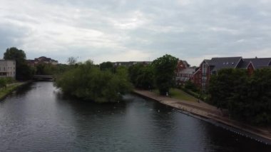 İngiltere 'nin Bedford şehrinin hava görüntüleri İngiltere' nin büyük Britanya 'sı. Şehir merkezindeki görüntü, 27-Mayıs-2023 tarihlerinde Büyük Ouse Nehri 'nin orta irtifasından Drone' un kamerasıyla çekildi.