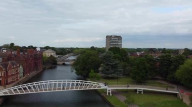 İngiltere 'nin Bedford şehrinin hava görüntüleri İngiltere' nin büyük Britanya 'sı. Şehir merkezindeki görüntü, 27-Mayıs-2023 tarihlerinde Büyük Ouse Nehri 'nin orta irtifasından Drone' un kamerasıyla çekildi.