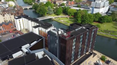 İngiltere 'nin Bedford şehrinin hava görüntüleri İngiltere' nin büyük Britanya 'sı. Şehir merkezindeki görüntü, 27-Mayıs-2023 tarihlerinde Büyük Ouse Nehri 'nin orta irtifasından Drone' un kamerasıyla çekildi.