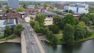 İngiltere 'nin Bedford şehrinin hava görüntüleri İngiltere' nin büyük Britanya 'sı. Şehir merkezindeki görüntü, 27-Mayıs-2023 tarihlerinde Büyük Ouse Nehri 'nin orta irtifasından Drone' un kamerasıyla çekildi.