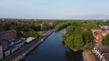 İngiltere 'nin Bedford şehrinin hava görüntüleri İngiltere' nin büyük Britanya 'sı. Şehir merkezindeki görüntü, 27-Mayıs-2023 tarihlerinde Büyük Ouse Nehri 'nin orta irtifasından Drone' un kamerasıyla çekildi.