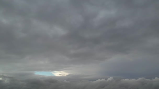 Gewitterwolken Ziehen Über Die Stadt Drohnen Kamerafilme Aus Großer Höhe — Stockvideo