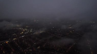 Luton, İngiltere, Birleşik Krallık - 5 Kasım 2022: Aydınlanmış Şehir ve Gece Trafiği