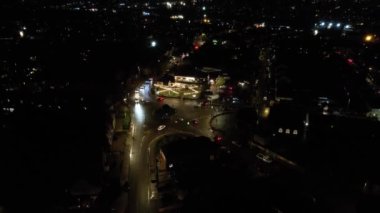 Aydınlanmış İngiliz Şehri ve Gece Yolları 'nın Zaman Hızlandırılmış Hava Görüntüsü. İHA 'nın Aydınlanmış İngiliz Kasabası Yüksek Açılı Görüntüsü