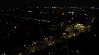 Aydınlanmış İngiliz Şehri ve Gece Yolları 'nın Zaman Hızlandırılmış Hava Görüntüsü. İHA 'nın Aydınlanmış İngiliz Kasabası Yüksek Açılı Görüntüsü