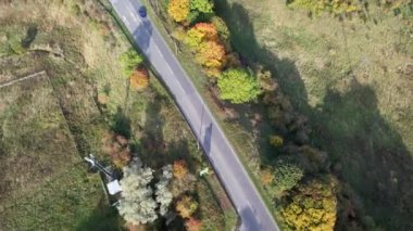 İngiltere 'nin Bedford şehrinde İngiliz karayolları ve trafiğinin yüksek açılı görüntüleri. Görüntü, İHA 'nın Kamerasıyla 11 Kasım 2023' te İngiltere üzerinde kısmen güneşli ve bulutlu bir günde çekildi..