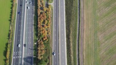 İngiltere 'nin Bedford şehrinde İngiliz karayolları ve trafiğinin yüksek açılı görüntüleri. Görüntü, İHA 'nın Kamerasıyla 11 Kasım 2023' te İngiltere üzerinde kısmen güneşli ve bulutlu bir günde çekildi..