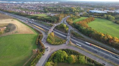 İngiltere 'nin Bedford şehrinde İngiliz karayolları ve trafiğinin yüksek açılı görüntüleri. Görüntü, İHA 'nın Kamerasıyla 11 Kasım 2023' te İngiltere üzerinde kısmen güneşli ve bulutlu bir günde çekildi..