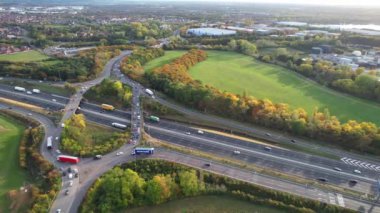 İngiltere 'nin Bedford şehrinde İngiliz karayolları ve trafiğinin yüksek açılı görüntüleri. Görüntü, İHA 'nın Kamerasıyla 11 Kasım 2023' te İngiltere üzerinde kısmen güneşli ve bulutlu bir günde çekildi..