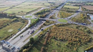 İngiltere 'nin Bedford şehrinde İngiliz karayolları ve trafiğinin yüksek açılı görüntüleri. Görüntü, İHA 'nın Kamerasıyla 11 Kasım 2023' te İngiltere üzerinde kısmen güneşli ve bulutlu bir günde çekildi..