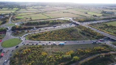 İngiltere 'nin Bedford şehrinde İngiliz karayolları ve trafiğinin yüksek açılı görüntüleri. Görüntü, İHA 'nın Kamerasıyla 11 Kasım 2023' te İngiltere üzerinde kısmen güneşli ve bulutlu bir günde çekildi..