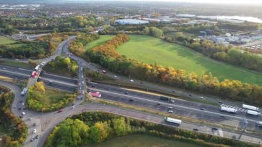 İngiltere 'nin Bedford şehrinde İngiliz karayolları ve trafiğinin yüksek açılı görüntüleri. Görüntü, İHA 'nın Kamerasıyla 11 Kasım 2023' te İngiltere üzerinde kısmen güneşli ve bulutlu bir günde çekildi..