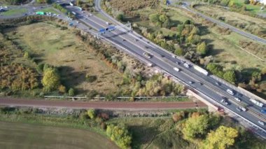 İngiltere 'nin Bedford şehrinde İngiliz karayolları ve trafiğinin yüksek açılı görüntüleri. Görüntü, İHA 'nın Kamerasıyla 11 Kasım 2023' te İngiltere üzerinde kısmen güneşli ve bulutlu bir günde çekildi..
