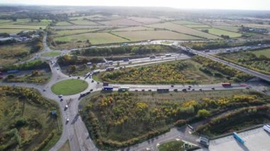 İngiltere 'nin Bedford şehrinde İngiliz karayolları ve trafiğinin yüksek açılı görüntüleri. Görüntü, İHA 'nın Kamerasıyla 11 Kasım 2023' te İngiltere üzerinde kısmen güneşli ve bulutlu bir günde çekildi..