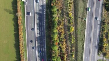 İngiltere 'nin Bedford şehrinde İngiliz karayolları ve trafiğinin yüksek açılı görüntüleri. Görüntü, İHA 'nın Kamerasıyla 11 Kasım 2023' te İngiltere üzerinde kısmen güneşli ve bulutlu bir günde çekildi..