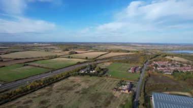 İngiltere 'nin Bedford şehrinde İngiliz karayolları ve trafiğinin yüksek açılı görüntüleri. Görüntü, İHA 'nın Kamerasıyla 11 Kasım 2023' te İngiltere üzerinde kısmen güneşli ve bulutlu bir günde çekildi..