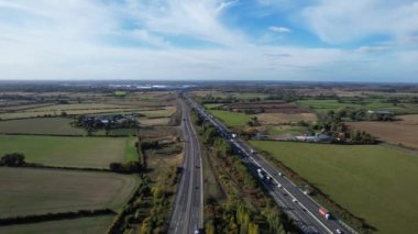 İngiltere 'nin Bedford şehrinde İngiliz karayolları ve trafiğinin yüksek açılı görüntüleri. Görüntü, İHA 'nın Kamerasıyla 11 Kasım 2023' te İngiltere üzerinde kısmen güneşli ve bulutlu bir günde çekildi..