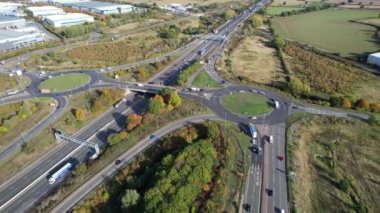 İngiltere 'nin Bedford şehrinde İngiliz karayolları ve trafiğinin yüksek açılı görüntüleri. Görüntü, İHA 'nın Kamerasıyla 11 Kasım 2023' te İngiltere üzerinde kısmen güneşli ve bulutlu bir günde çekildi..