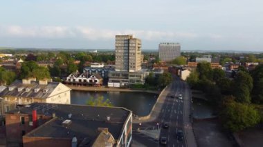 İngiltere 'nin Bedford şehrinin güzel hava görüntüleri. Şehir merkezindeki kamera 28-Mayıs-2023 tarihlerinde İHA 'nın Orta İrtifa' dan çektiği kamerayla çekildi..