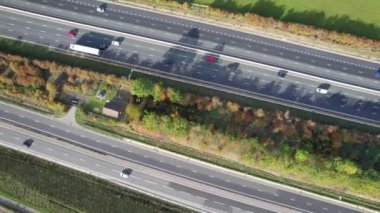 İngiltere 'nin Bedford şehrinde İngiliz karayolları ve trafiğinin yüksek açılı görüntüleri. Görüntü, İHA 'nın Kamerasıyla 11 Kasım 2023' te İngiltere üzerinde kısmen güneşli ve bulutlu bir günde çekildi..