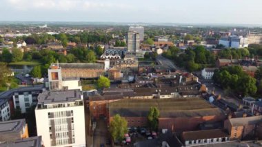 İngiltere 'nin Bedford şehrinin güzel hava görüntüleri. Şehir merkezindeki kamera 28-Mayıs-2023 tarihlerinde İHA 'nın Orta İrtifa' dan çektiği kamerayla çekildi..