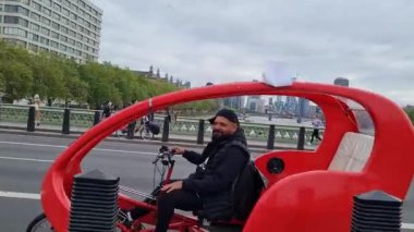 Londra 'nın Güzel Düşük Açı Tur Görüntüleri, Londra' nın Başkenti İngiltere 30-20-23 Mayıs tarihlerinde Londra 'yı ziyaret eden birçok turist ile çok meşguldü.