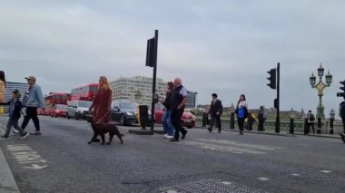 Londra 'nın Güzel Düşük Açı Tur Görüntüleri, Londra' nın Başkenti İngiltere 30-20-23 Mayıs tarihlerinde Londra 'yı ziyaret eden birçok turist ile çok meşguldü.