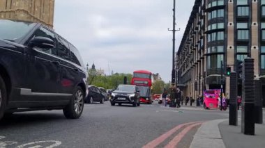 Londra 'nın Güzel Düşük Açı Tur Görüntüleri, Londra' nın Başkenti İngiltere 30-20-23 Mayıs tarihlerinde Londra 'yı ziyaret eden birçok turist ile çok meşguldü.