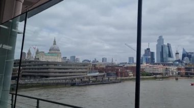 Londra 'nın Güzel Düşük Açı Tur Görüntüleri, Londra' nın Başkenti İngiltere 30-20-23 Mayıs tarihlerinde Londra 'yı ziyaret eden birçok turist ile çok meşguldü.