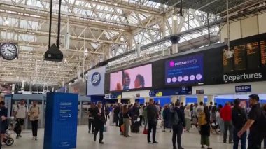  İngiltere 'nin Merkez Londra şehrindeki Waterloo Tren İstasyonu manzarası. Video 30-Mayıs-2023 tarihlerinde Rush Hours ve Yerel Halkla Meşgul 'de çekildi..