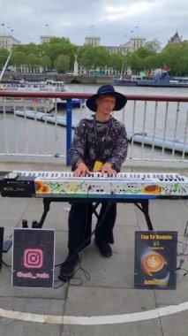 Londra 'nın Halka Açık Yeri, Londra Şehri, İngiltere' de Piyano Çalan Adam