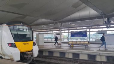 İngiltere 'nin Merkez Londra Başkenti Büyük Britanya' daki Metro Tren İstasyonunun En Güzel Düşük Açılı Görüntüsü. Görüntü 30-Mayıs-2023 'te çekildi.