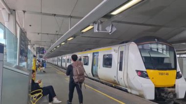 İngiltere 'nin Merkez Londra Başkenti Büyük Britanya' daki Metro Tren İstasyonunun En Güzel Düşük Açılı Görüntüsü. Görüntü 30-Mayıs-2023 'te çekildi.
