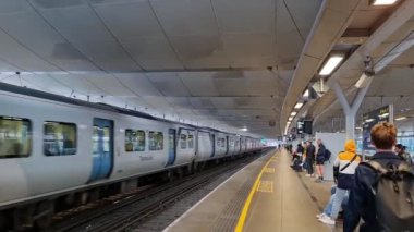 İngiltere 'nin Merkez Londra Başkenti Büyük Britanya' daki Metro Tren İstasyonunun En Güzel Düşük Açılı Görüntüsü. Görüntü 30-Mayıs-2023 'te çekildi.