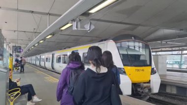 İngiltere 'nin Merkez Londra Başkenti Büyük Britanya' daki Metro Tren İstasyonunun En Güzel Düşük Açılı Görüntüsü. Görüntü 30-Mayıs-2023 'te çekildi.