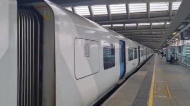 İngiltere 'nin Merkez Londra Başkenti Büyük Britanya' daki Metro Tren İstasyonunun En Güzel Düşük Açılı Görüntüsü. Görüntü 30-Mayıs-2023 'te çekildi.