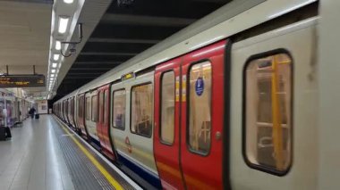 İngiltere 'nin Merkez Londra Başkenti Büyük Britanya' daki Metro Tren İstasyonunun En Güzel Düşük Açılı Görüntüsü. Görüntü 30-Mayıs-2023 'te çekildi.