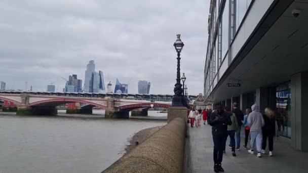 ロンドン中心部の美しい低角度映像ロンドンの首都ロンドンは世界中の多くの観光客で非常に混雑しており 国々は5月30日から2023年にかけてロンドンを訪れています — ストック動画